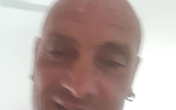 Acez: Masturbujte se ve sprše