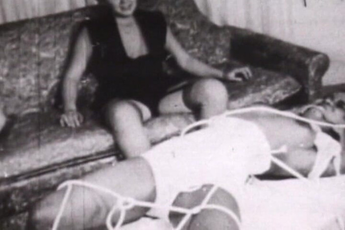 Vintage Babes: İpe bağlı retro itaatkarlarla siyah-beyaz klasik esaret klasiği