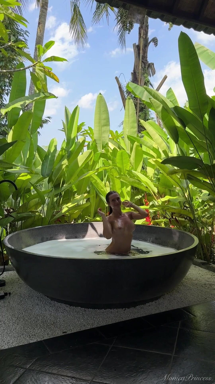 Princess Monica: Dostaňte se mnou divoce v parní lázni džungle nahá