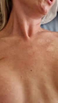 Marido se despertó cachondo y hizo feliz a su esposa follándola y cubriendo su coño con una gran corrida