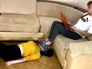 Petite Princesses Femdom: 내 더러운 양말 창녀에 숨쉬기! 미라 레즈돔 냄새가 나는 양말
