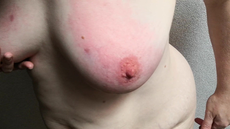Bouncy Tits Action: Pleznește-mi țâțele dur și trage-mi sfârcurile