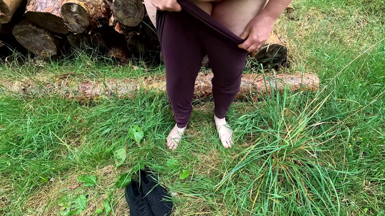 Bouncy Tits Action: Mijn poesje klemmend loop ik ermee door het bos