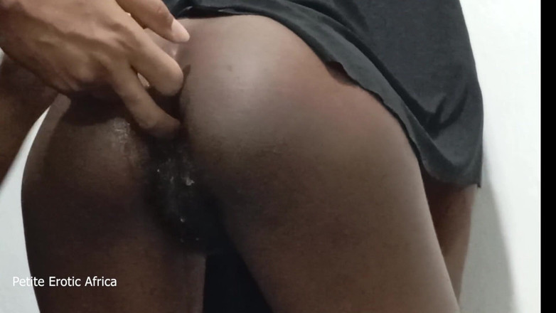 Petite Erotic Africa: ใช้นิ้วรูตูดสาวผิวดำก่อนเย็ด