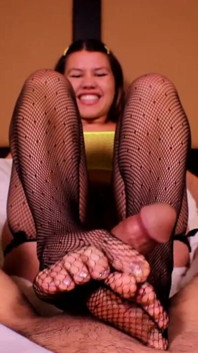 Footjob nakal dalam pakaian jala hitam
