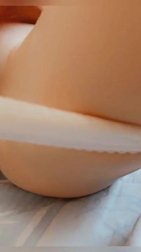Orgasm după facultate. Masturbare în chiloți albi. Close-up. Pizdă sexy. Pizda păroasă are un orgasm. Futai cu degetul. Păsărică