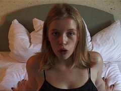 Lucky Wankerz: 丰满的小妞用手指自慰