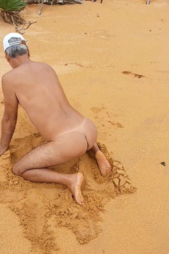 Ladysilvas: Ladysilva à poil sur la plage exhibe son cul bronzé avec...