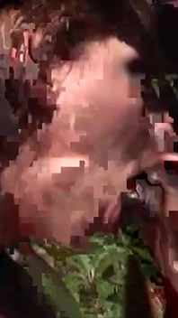 Sexy brunette raakt haar poesje aan bij het zwembad en wordt anaal geneukt door een grote zwarte lul