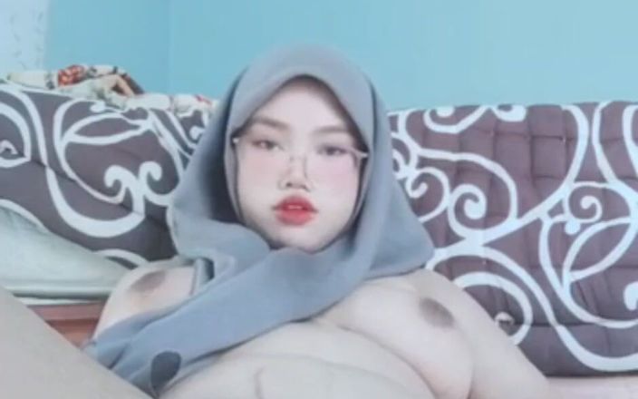 Jilbab69: 발정난 Jilbab 소녀의 자위로 젖은 질에서 액체가 나오게 합니다.