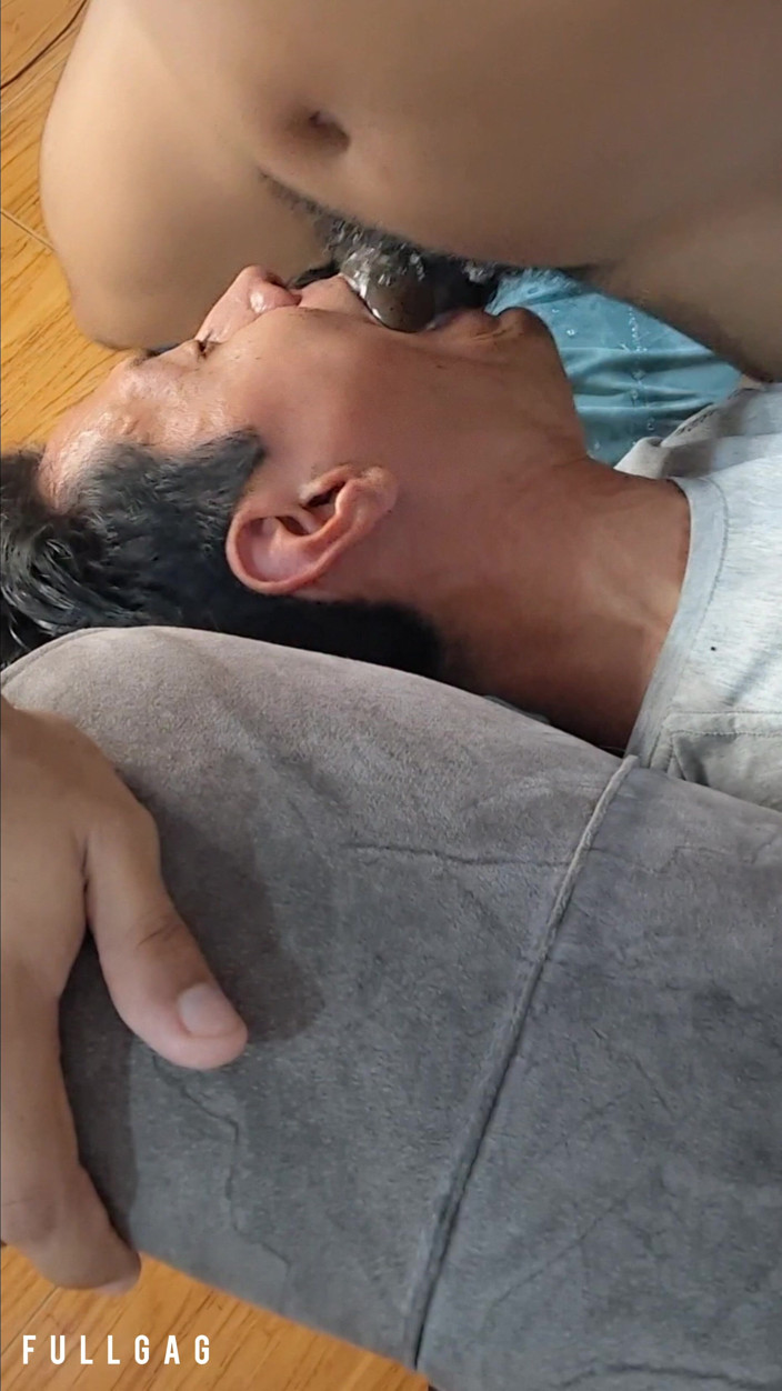 fullgag: Resumindo: ela não estava respirando, só deixou o pau preto...
