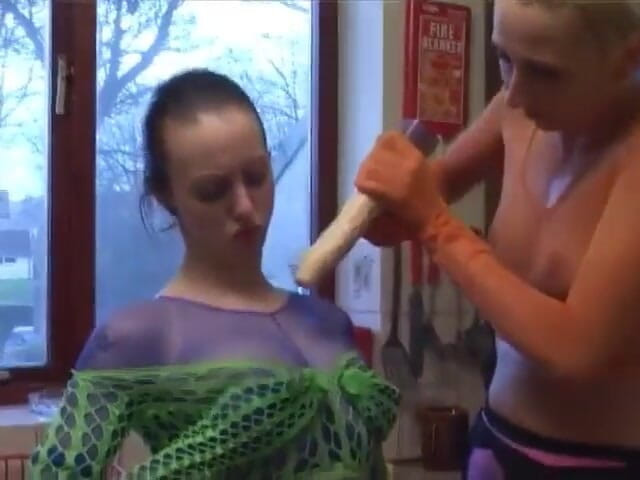 Homegrown Lesbian: Lesbiche inglesi stravaganti fanno sesso anale con lo strapon