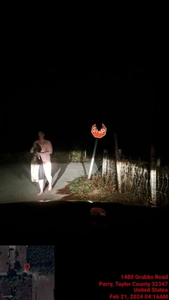 Rasgando a camisa pública e tirando a roupa