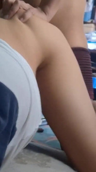 Můj přítel přijde do mého domu a šuká mi zadek