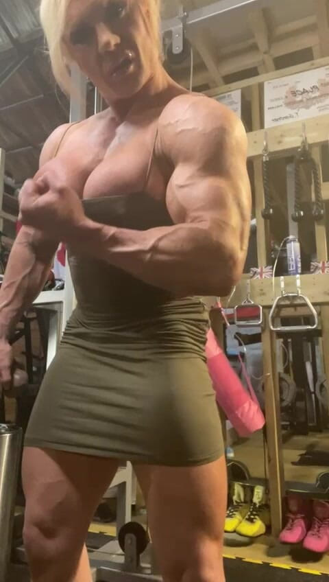 Lisa Cross: Instrucciones de paja de una diosa muscular