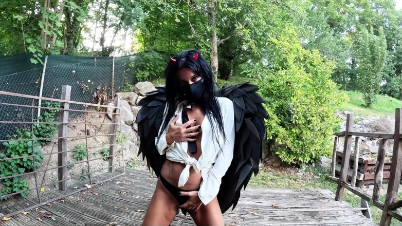 Miss Lilith devil: リリスはブーツに潮を吹きかけます。