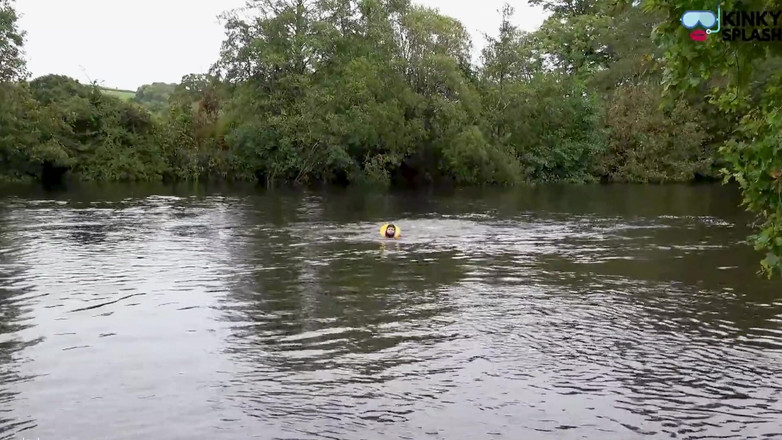 UKCuteGirl: 강 재해로부터 루시를 구하는 구명조끼와 아늑한 잠수복
