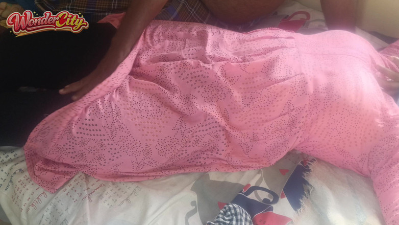 Pushpa studio: 家庭主妇粉红楚迪在床上热辣性爱