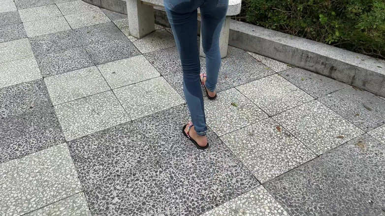 Katty West: Jean mouillant public dans un parc près de la plage