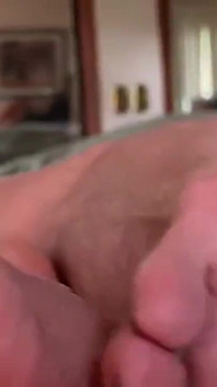 La matrigna ann gioca con le sue tette mentre gli fa un ottimo footjob parte 2