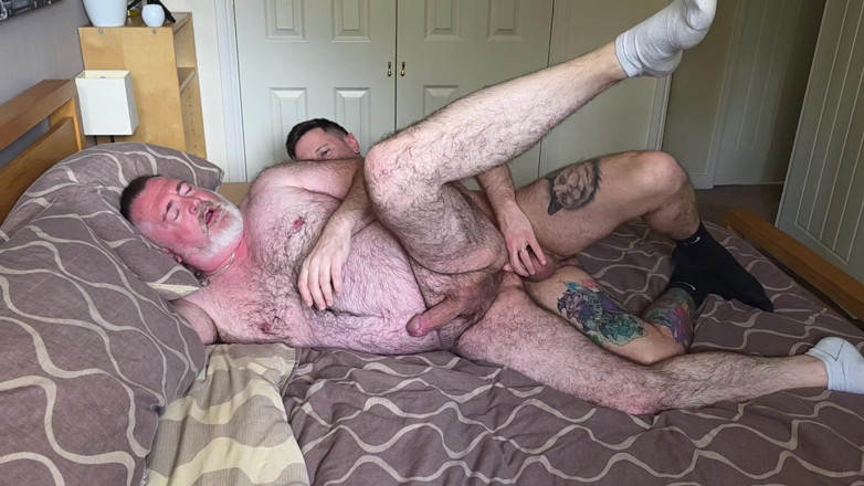 gaynaughtywelsh: J’adore Baiser Mon Gros Cul Pervers De Beau-père Poilu Et...