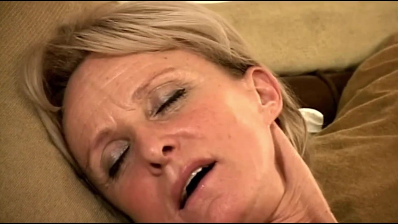 Inthe MILF room: Questa matura prende un grande cazzo nero nella sua figa...