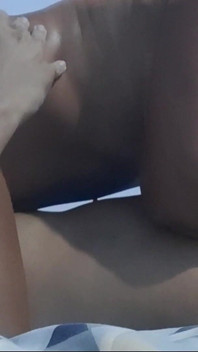 我狠狠地坐在我丈夫的脸上，一边给他撸管一边吮吸他厚厚的鸡巴，而他则射在了我的脸上。