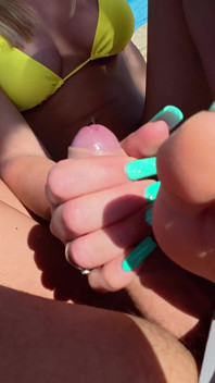 Plážový footjob na soláriu, zatímco cizinci leží hned vedle nás