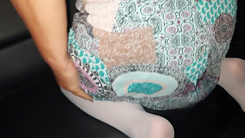 Step Mommy: 大屁股大奶子性感熟女在公共场合在汽车后座张开双腿
