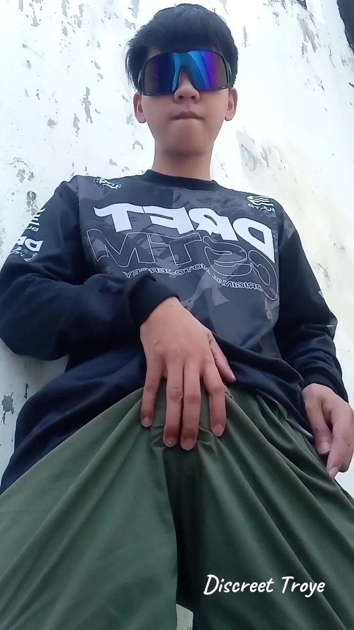 Troye_AsianPinoy: Pinoy dan kontol besar di lokasi konstruksi - jilat dan ngentot...