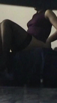 Tante pemalu dengan rok mini dan stoking seksi ini dientot habis-habisan sama cowok berotot dan merekam semuanya.