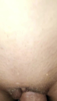 18 anos! Magrinha e puta buceta recebe um pau peludo grosso, vídeo caseiro real