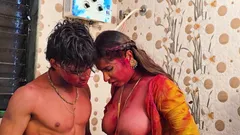 Heta indiska desi par Holi speciell romantik