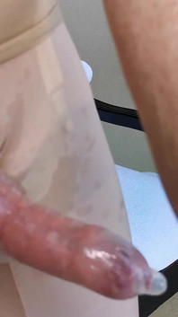 Fortsetzung zu Sissy Slut Middle East Hotel Adventure - Ejakulation in einem engen kondom auf dem Hotel-Balkon - Vollversion