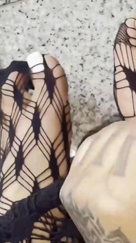 La miLF tatuata prende in giro un toy con piedi in nylon