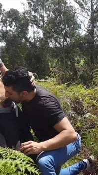 Cowok straight latino ngentot di luar ruangan tanpa kondm