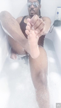 I Wash My Body in the Bath (2025)