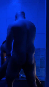 Orso muscoloso scopa latino nella sauna gay