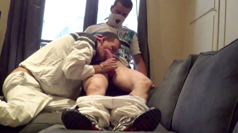 Sneaker gay: Тоні смокче і трахається анонімно прямо