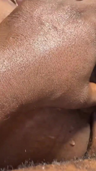 Ebano africana senza mutandine quando sono entrato nella sua stanza