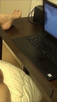 Lezbiyen videoları izlerken mastürbasyon