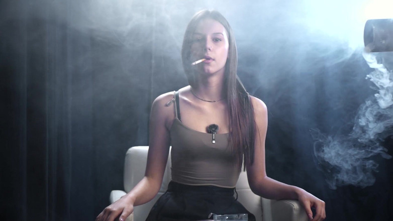 Russian Smokers: Yumuşak duman ve doğrudan göz teması ile stüdyoda sakin solo...