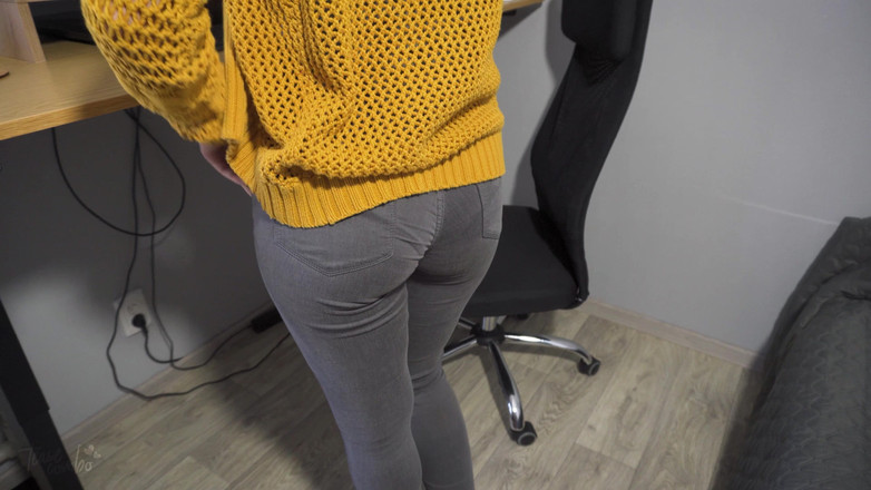 Teasecombo 4K: Het sekreterare i tighta jeans retar röv med synliga trosor