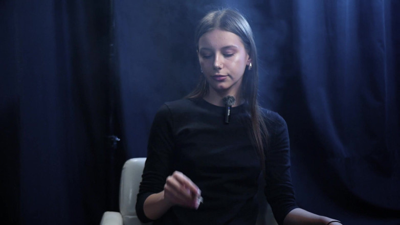 Russian Smokers: Awek muda merokok Solo Dalam Sesi Studio Yang Menenangkan Dengan...