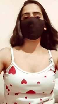 सुपर प्यारी बड़े स्तन वाली देसी रंडी सेक्सी नग्न शरीर दिखा रही है धीरे-धीरे नग्न होकर कपड़े उतारती है