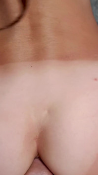 Heiße brünette reitet schwanz und bekommt anal-creampie in ihren engen arsch