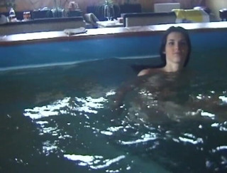 Flash Model Amateurs: Худенькая брюнетка развлекается в бассейне