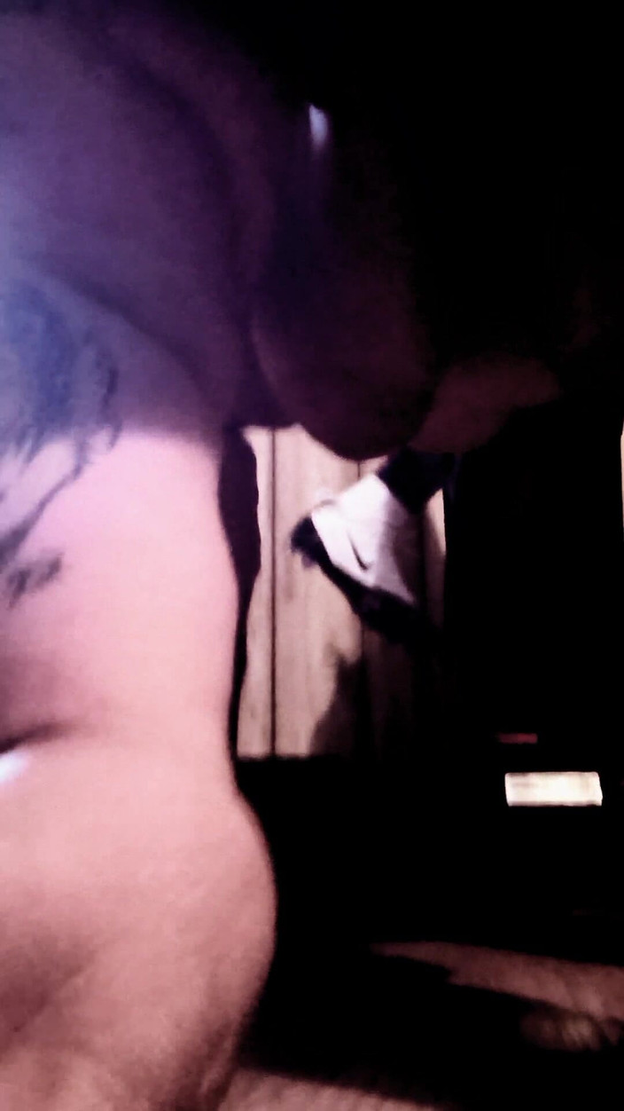 HerculesnVENUS: 这个裸体婊子在做什么？用木勺子划她的奶子，并被主宰并射在操月亮