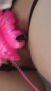 Junge brünette asiatische ehefrau neckt mit rosa dildo