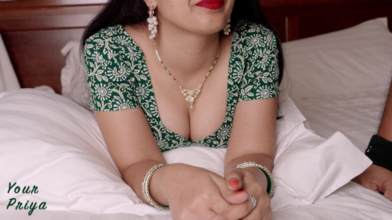 Your Priya: Van hartzeer naar slaapkamer: wilde nacht van vriendje met stiefmoeder...